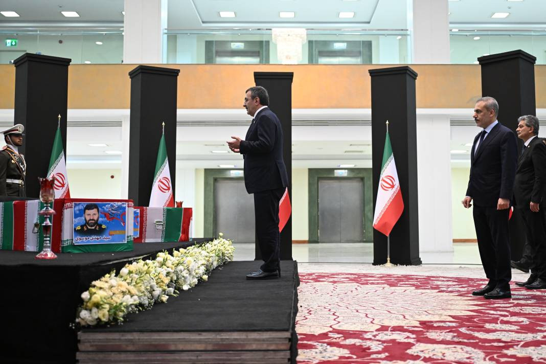 Cumhurbaşkanı Yardımcısı Yılmaz ile Dışişleri Bakanı Fidan Reisi'nin taziyesine katıldı - Resim: 4